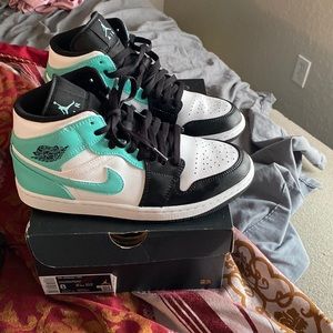 Air Jordan 1 mid tropical